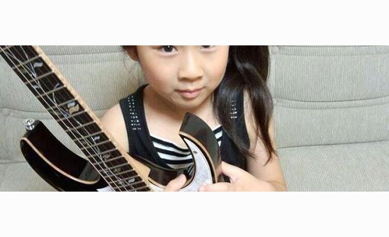A 9 ans elle joue de la guitare comme Jennifer Batten