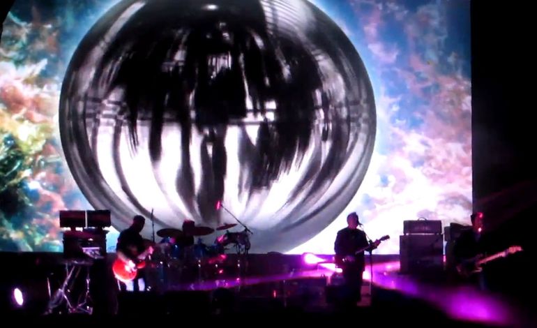 New Order nous fait découvrir "Drop The Guitar" en live