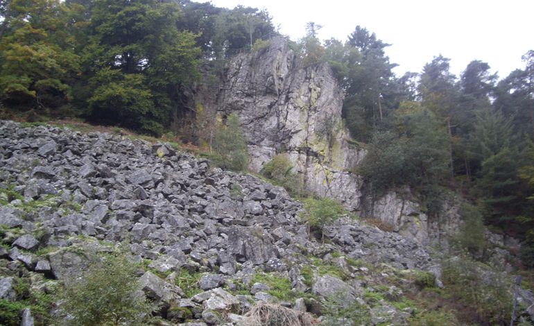 Bagnoles de l'Orne : une Ornaise chute du rocher du Roc au Chien