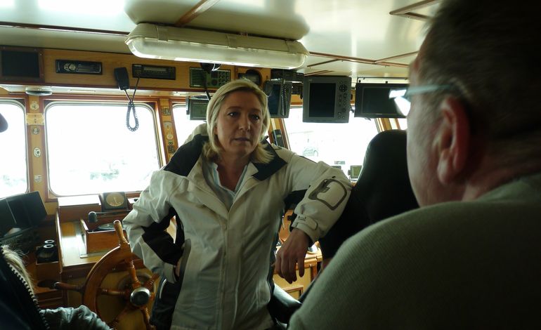 Marine Le Pen drague les pêcheurs de la Manche
