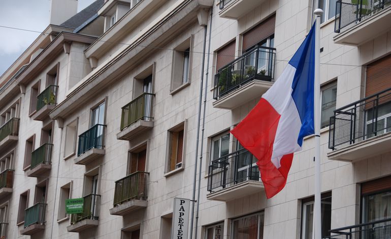 76540. Rouen : Pourquoi tous ces drapeaux français en ville ?