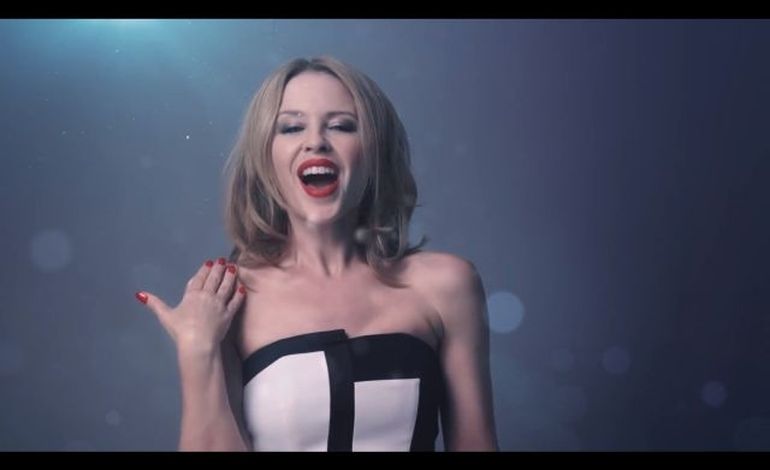 Kylie Minogue engagée contre le cancer dans le clip de "Crystallize"