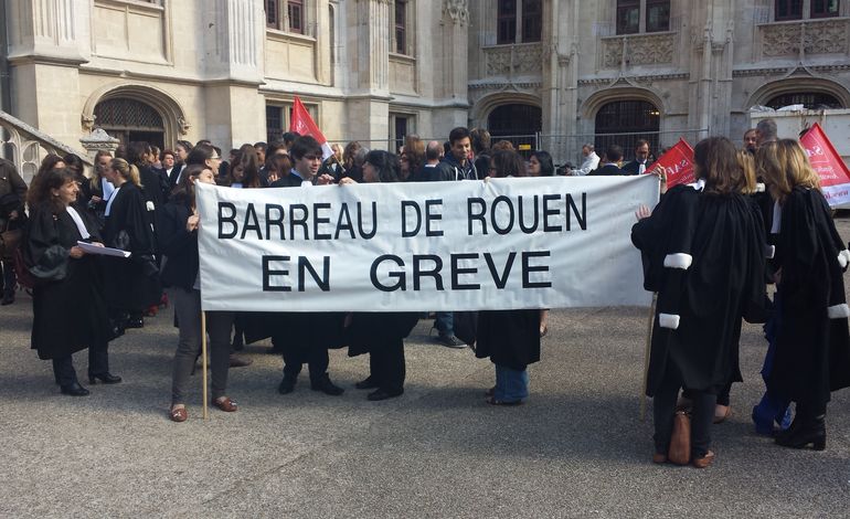 76540. Rouen : les avocats en colère devant le Palais de Justice