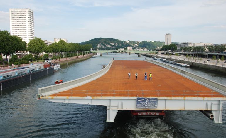 76540. Pont Mathilde à Rouen, la travée neuve reposée ce jeudi