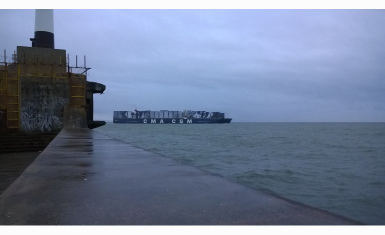 76351. Le Havre: départ du porte-conteneur affichant le collage géant de JR