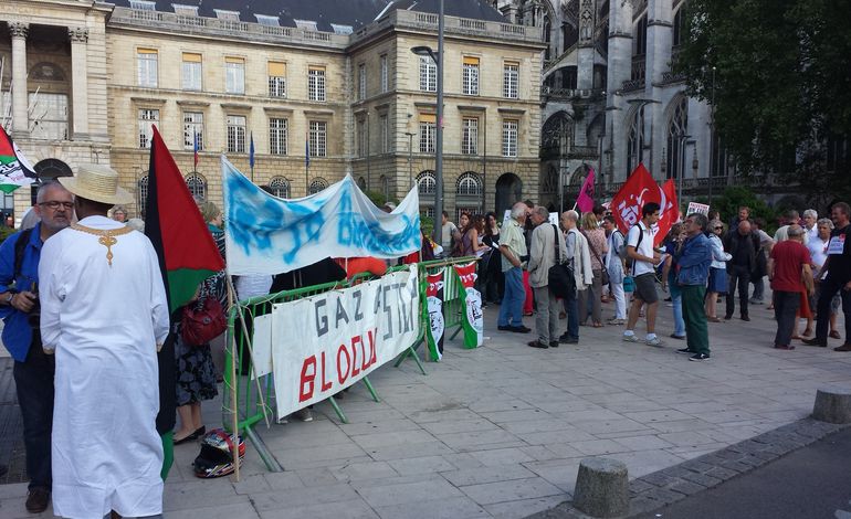 Rassemblement pro-palestinien devant la mairie de Rouen