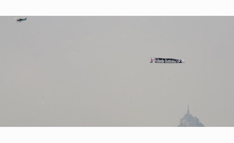 Une banderole "Hollande démission" au dessus du Mont Saint Michel.