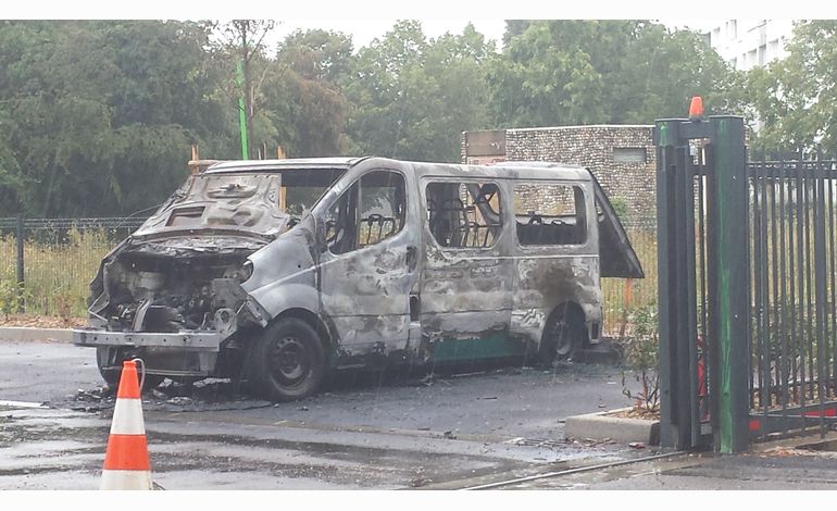 L'incendie d'un minibus, à Alençon