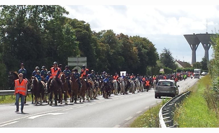 L'incroyable traversée de 300 cavaliers dans Alençon.