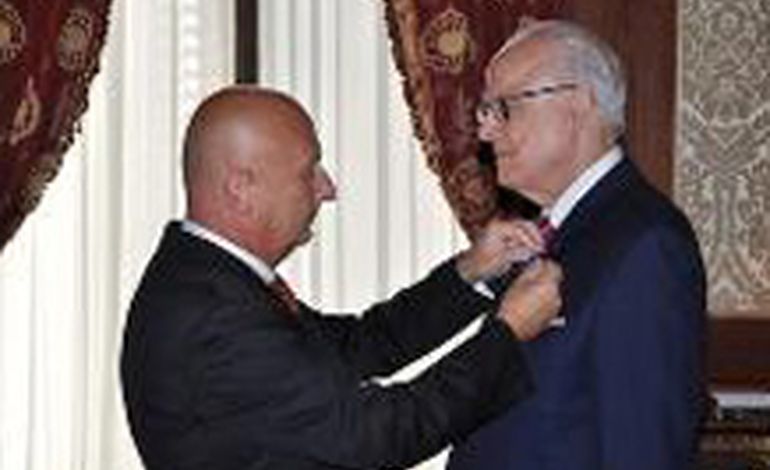 La Croix d'officier de l'Ordre National du Mérite de la République polonaise à Alain Lambert.