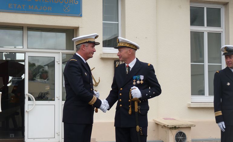 La base navale de Cherbourg accueille son commandant (VIDEO)