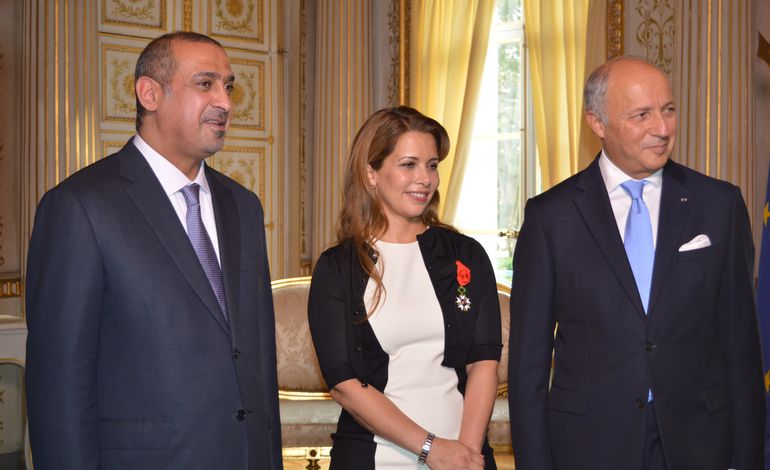Laurent Fabius remet la légion d'honneur à la princesse Haya al-Hussein
