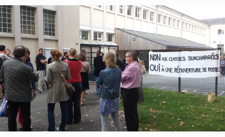 Alençon: manifestation de parents à l'école de Montsort