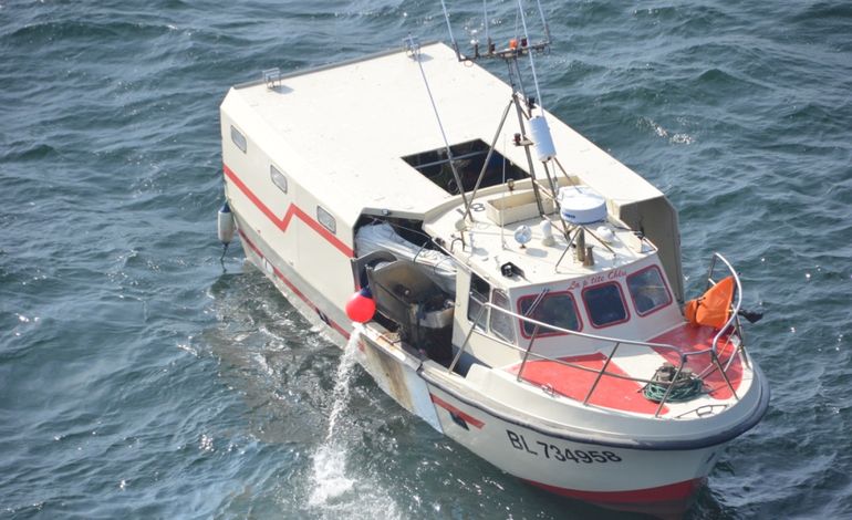 Dieppe : Voie d'eau dans un navire de pêche