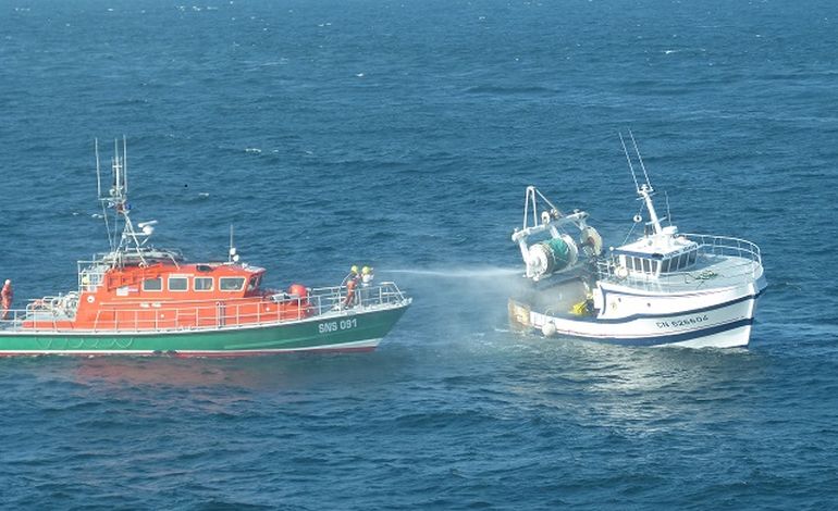 Un bateau de pêche en feu au large de Port-en-Bessin. Deux pêcheurs sauvés.