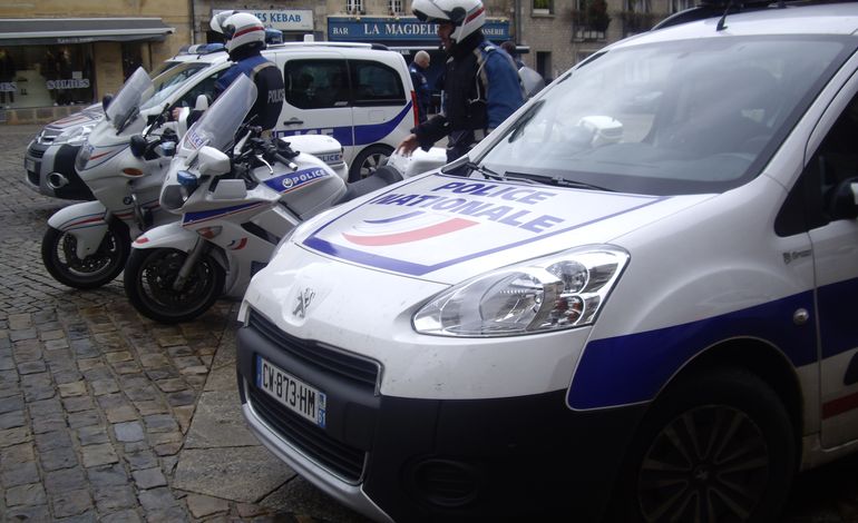 Sans permis dans une Kangoo de La Poste volée, poursuivis par 3 voitures de police