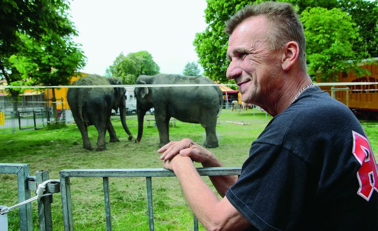 Depuis 25 ans il consacre sa vie aux éléphants