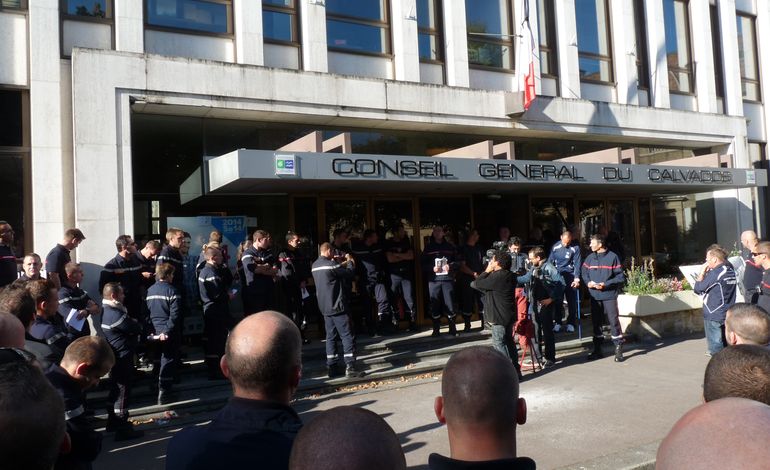 A Caen, les pompiers mobilisés contre la réduction des effectifs professionnels