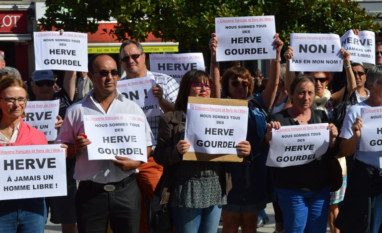 Des caennais se réunissent en hommage à Hervé Gourdel