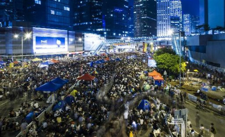 Hong Kong (AFP). Hong Kong: des milliers de personnes se mobilisent après l'annulation des pourparlers