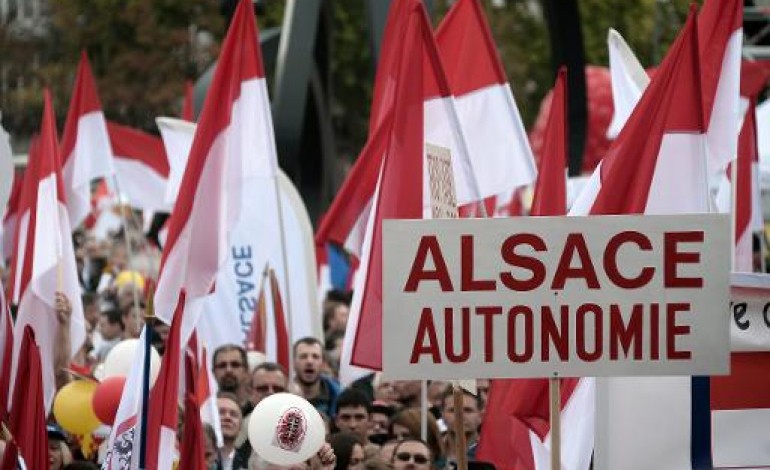 Strasbourg (AFP). Strasbourg: des milliers de manifestants pour une Alsace sans Lorraine ni Champagne-Ardenne