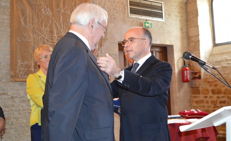 André Ledran reçoit la Médaille de Vermeil des mains de Bernard Cazeneuve