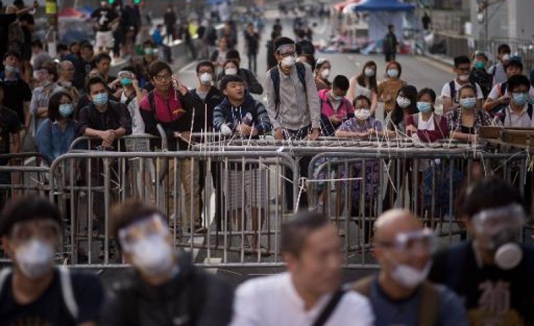 Hong Kong (AFP). Hong Kong: des manifestants affrontent des dizaines d'hommes masqués