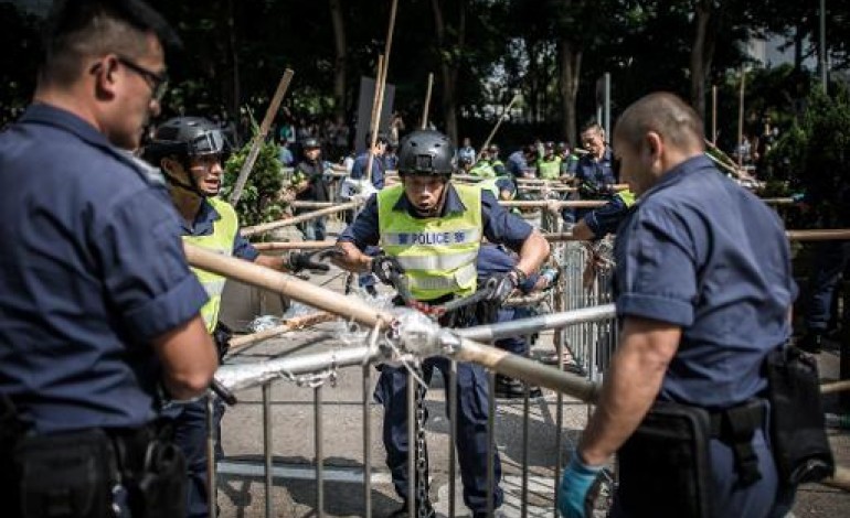 Hong Kong (AFP). Hong Kong: la police libère les sites occupés à la tronçonneuse