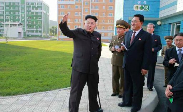 Pyongyang (AFP). Corée du Nord: Kim Jong-Un refait surface, appuyé sur une canne