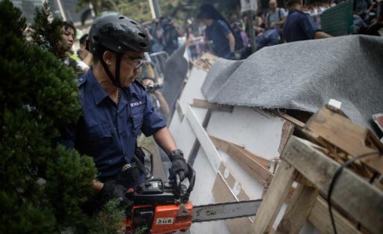 Hong Kong (AFP). Hong Kong: la police à l'assaut des sites occupés par les manifestants