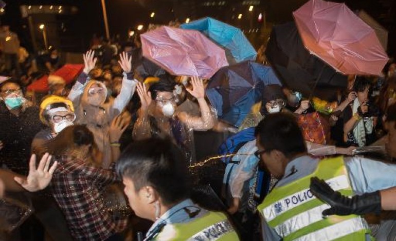 Hong Kong (AFP). Hong Kong: des policiers suspendus après des violences contre des manifestants