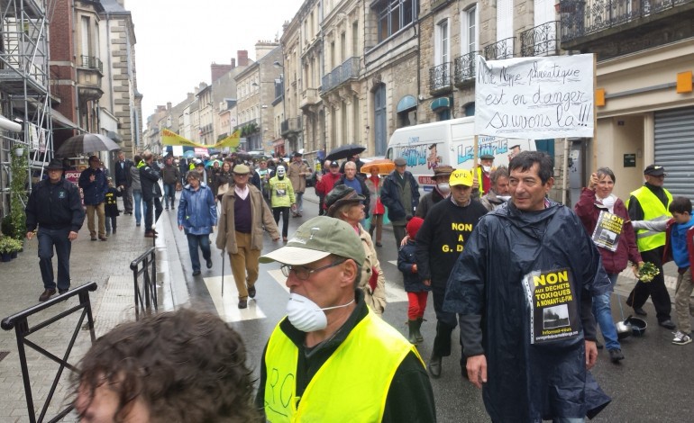 La manifestation de quelques 150 militants anti-GDE dans les rues d'Alençon.