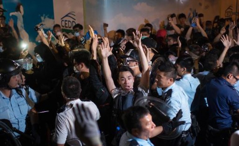 Hong Kong (AFP). La police de Hong Kong sous le feu des critiques après des violences