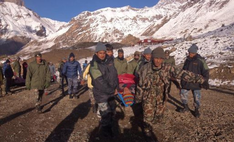 Katmandou (AFP). Tempête dans l'Himalaya: une centaine de randonneurs recherchés 