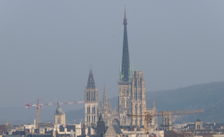 Victime du sang contaminé, elle monte sur la cathédrale de Rouen pour protester
