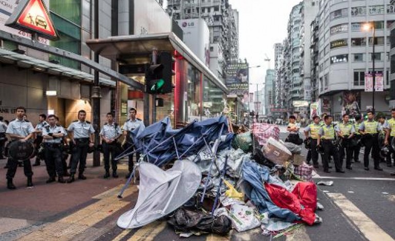 Hong Kong (AFP). Hong Kong: le dialogue menacé après le démantèlement d'un nouveau campement