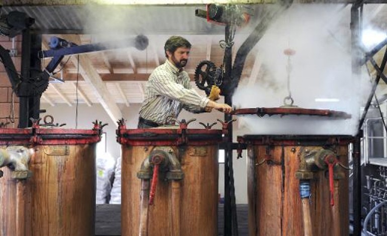 Villeneuve-sur-Vère (France) (AFP). Tarn: un whisky Made in France sauve un distillateur de l'obsolescence