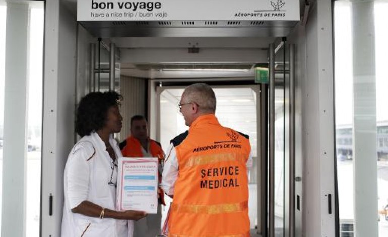 Aéroport de Roissy (France) (AFP). Ebola: premiers contrôles de passagers en France à Roissy 