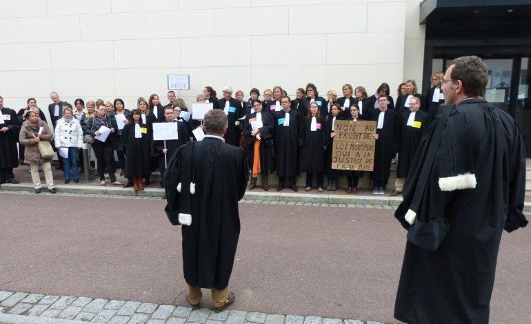 Contre la réforme de leur profession : manifestation des avocats de la Manche 