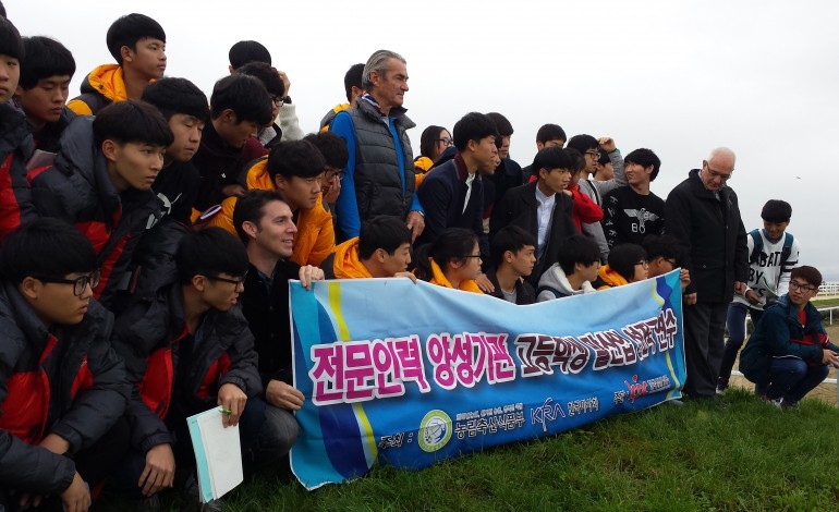Des jeunes sud-coréens à la découverte de la filière équine en Basse-Normandie