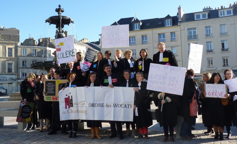 Les avocats de la Manche manifestent à Cherbourg