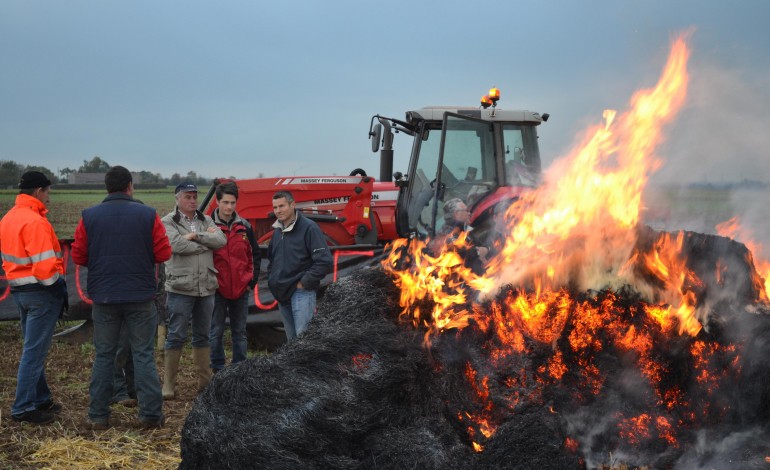 Calvados : des feux pour signaler la détresse des agriculeurs