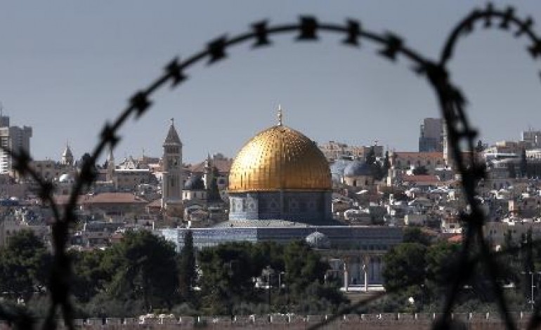 Jérusalem (AFP). Israël: les tensions gagnent Tel-Aviv, un Palestinien poignarde un soldat