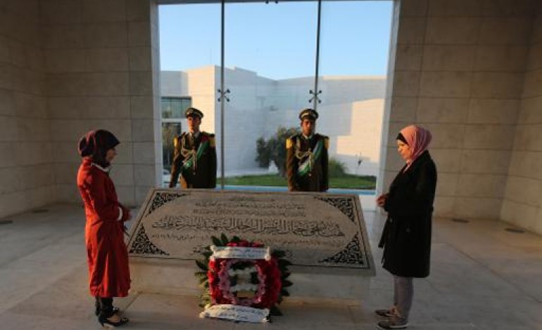 Ramallah (Territoires palestiniens) (AFP). Les Palestiniens, plus divisés que jamais commémorent la mort d'Arafat 