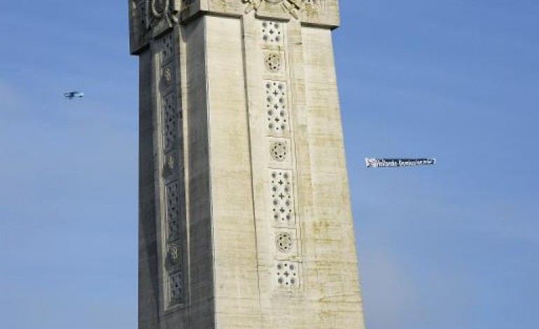 Ablain-Saint-Nazaire (France) (AFP). Un avion survole le mémorial de Notre-Dame-de-Lorette avec une banderole Hollande démission.fr