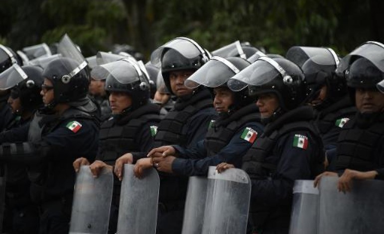 Chilpancingo (Mexique) (AFP). Mexique : des manifestants incendient le siège régional du parti au pouvoir