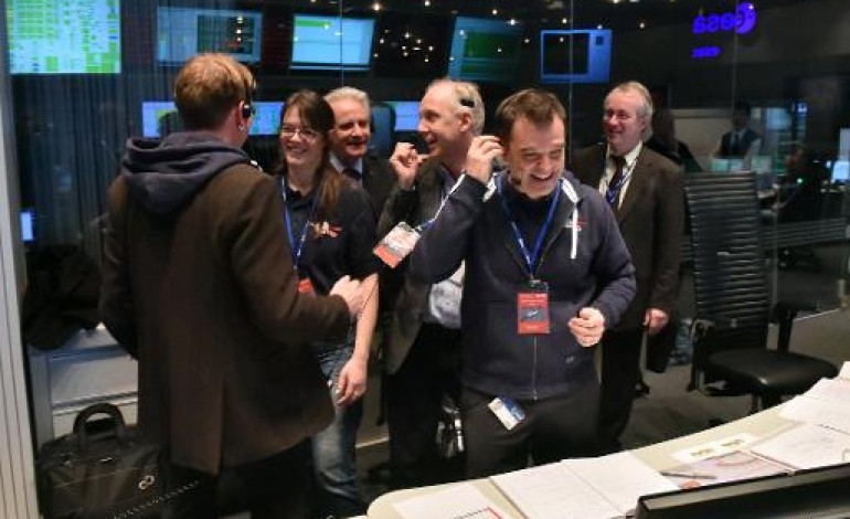 Darmstadt (Allemagne) (AFP). Victoire de l'Europe spatiale: le robot Philae s'est posé sur une comète, une première