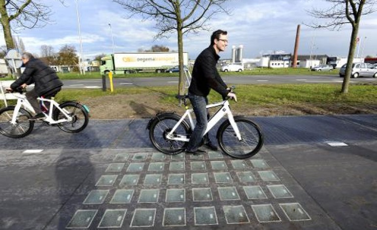KROMMENIE (Pays-Bas) (AFP). Les Pays-Bas dévoilent la première piste cyclable solaire au monde 