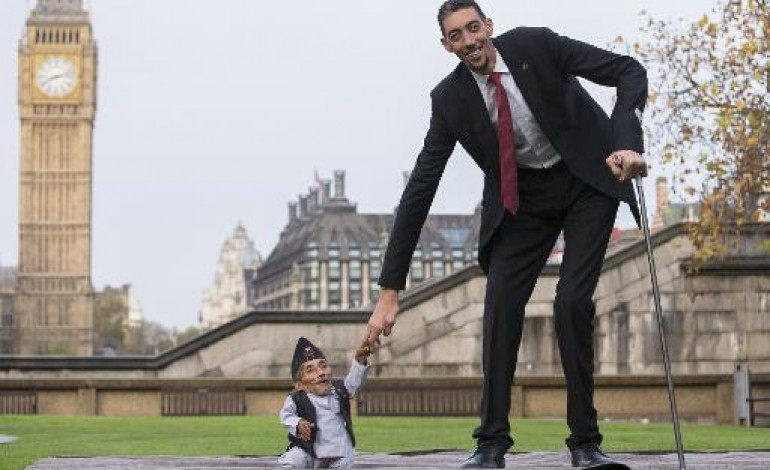 Londres (AFP). Londres: quand l'homme le plus grand du monde rencontre le plus petit