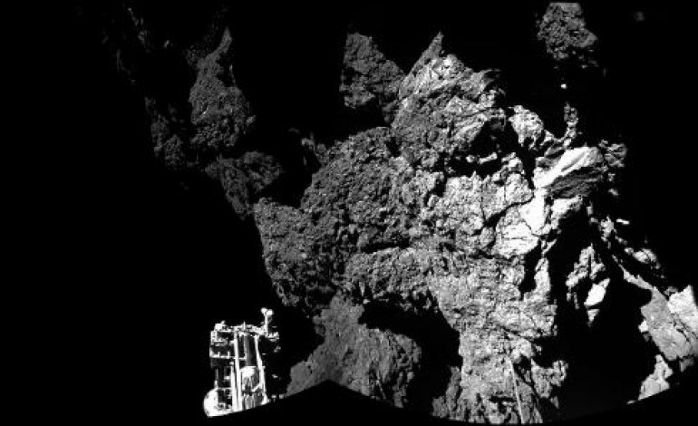 Paris (AFP). La patte en l'air, Philae envoie des images spectaculaires de la comète